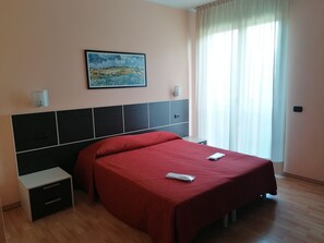 ห้องดีลักซ์ทริปเปิล | เครื่องนอนระดับพรีเมียม, ตู้นิรภัยในห้องพัก, โต๊ะทำงาน