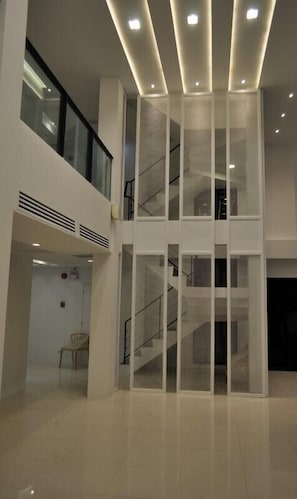 Coin salon dans le hall