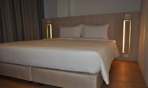 Premier Double Room - Rezt Bangkok - Hostel (Bangkok)