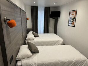 Quarto duplo família | Roupas de cama premium, escrivaninha