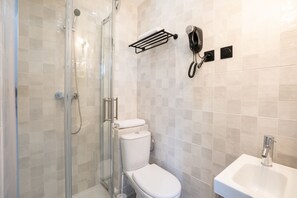 FamilieTwin kamer | Badkamer | Een douche, gratis toiletartikelen, handdoeken