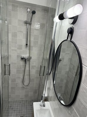 Quarto duplo família | Banheiro | Chuveiro, produtos de toalete grátis, toalhas de banho 