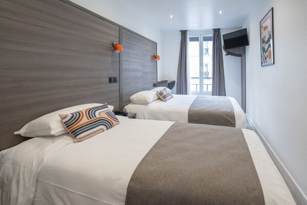 Tvåbäddsrum för familj | Sängtillbehör av högsta kvalitet och skrivbord