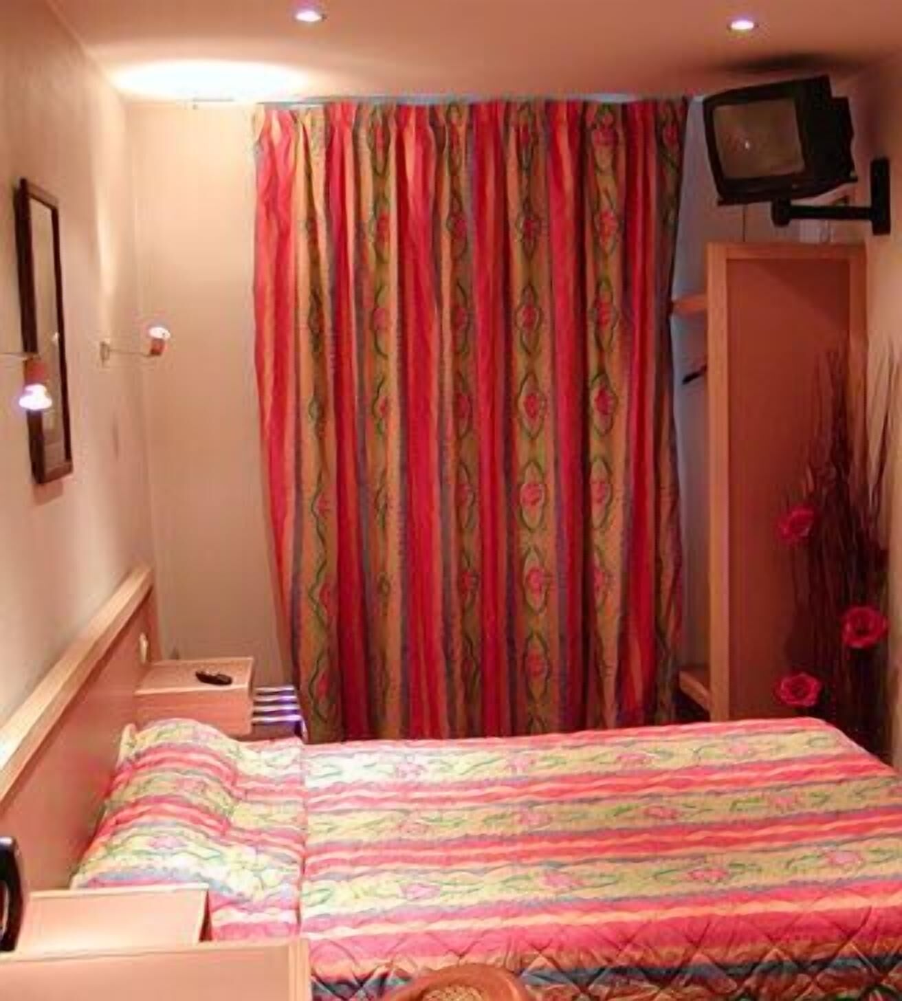 Premium bedding, desk