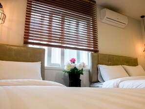 Select Comfort beds, in-room safe, desk, rollaway beds - Hi Jun Guesthouse (Seoul)