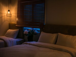 スタンダード トリプルルーム 1 ベッドルーム | セレクト コンフォート製ベッド、セーフティボックス (室内)、デスク、可動式ベッド