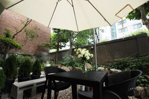 Lobby sitting area - Hi Jun Guesthouse (Seoul)