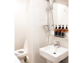 Deluxe Double Room | Bathroom - Hi Jun Guesthouse (Seoul)