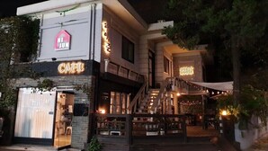 A two-story building with a cafe on the ground floor and a guest house on the upper level. - Hi Jun Guesthouse (Seoul)