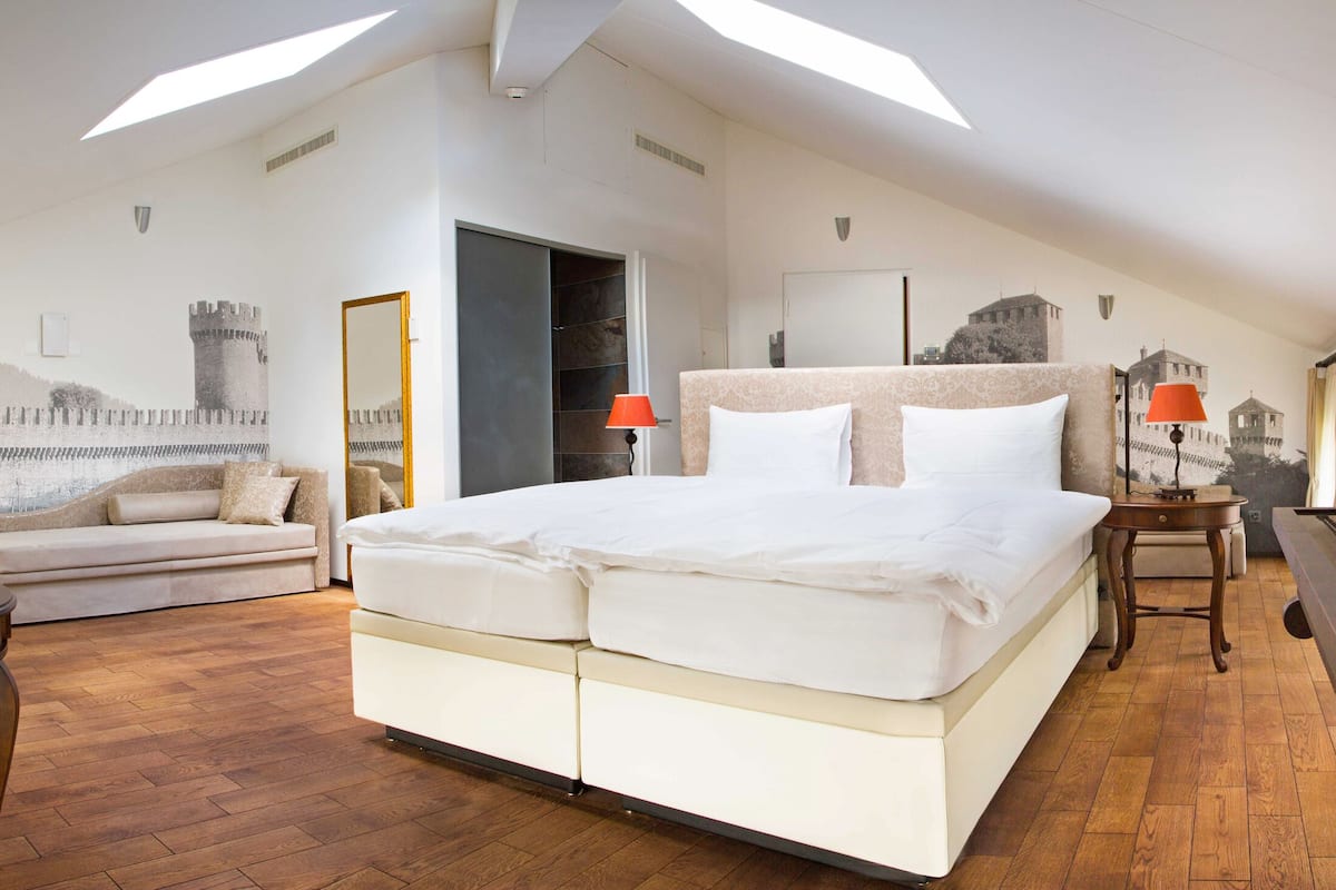 design loft | premium bedding, minibar, in-room safe, desk