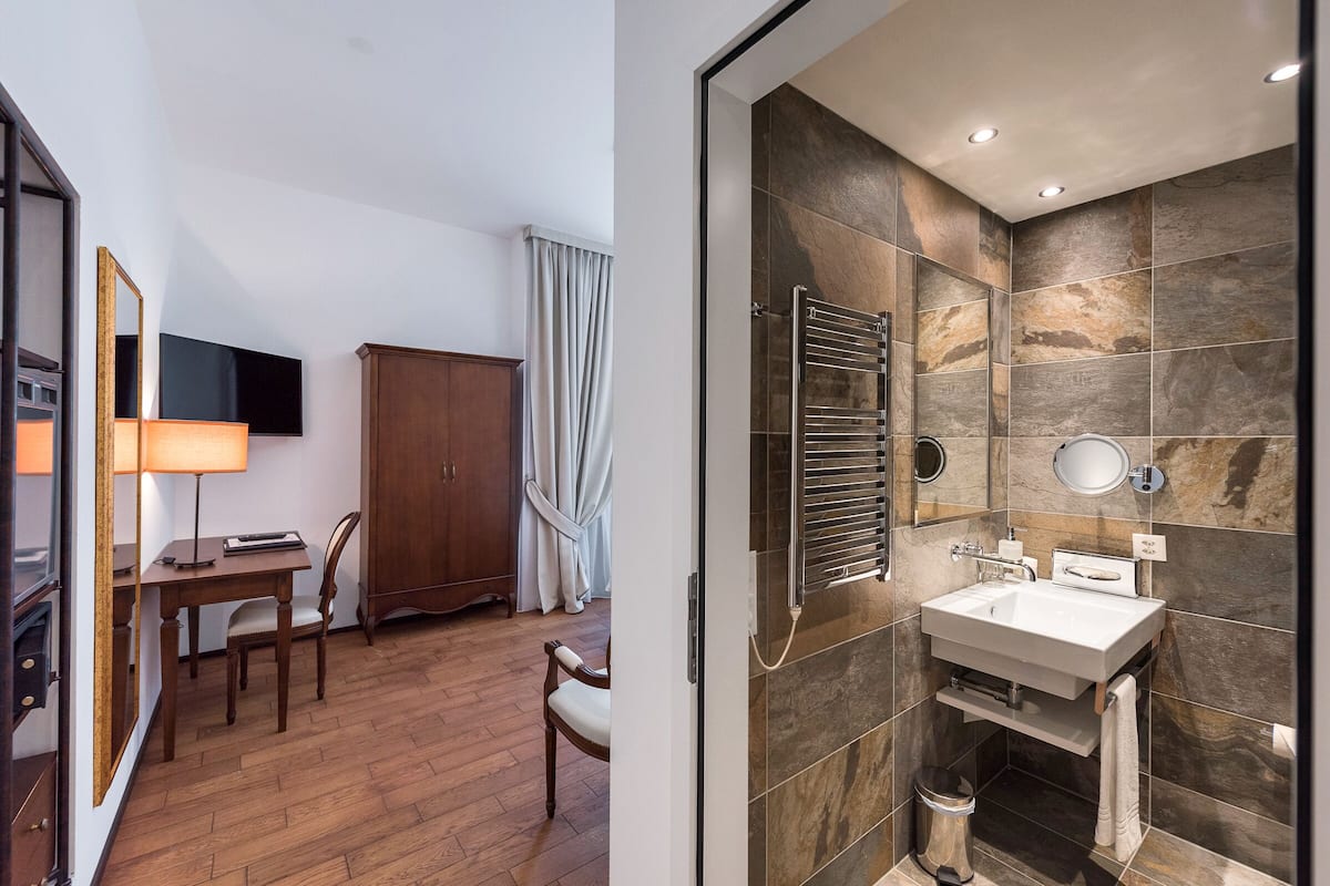 double room (cosy queen) | bathroom | shower, eco-friendly toiletries, hair dryer, towels