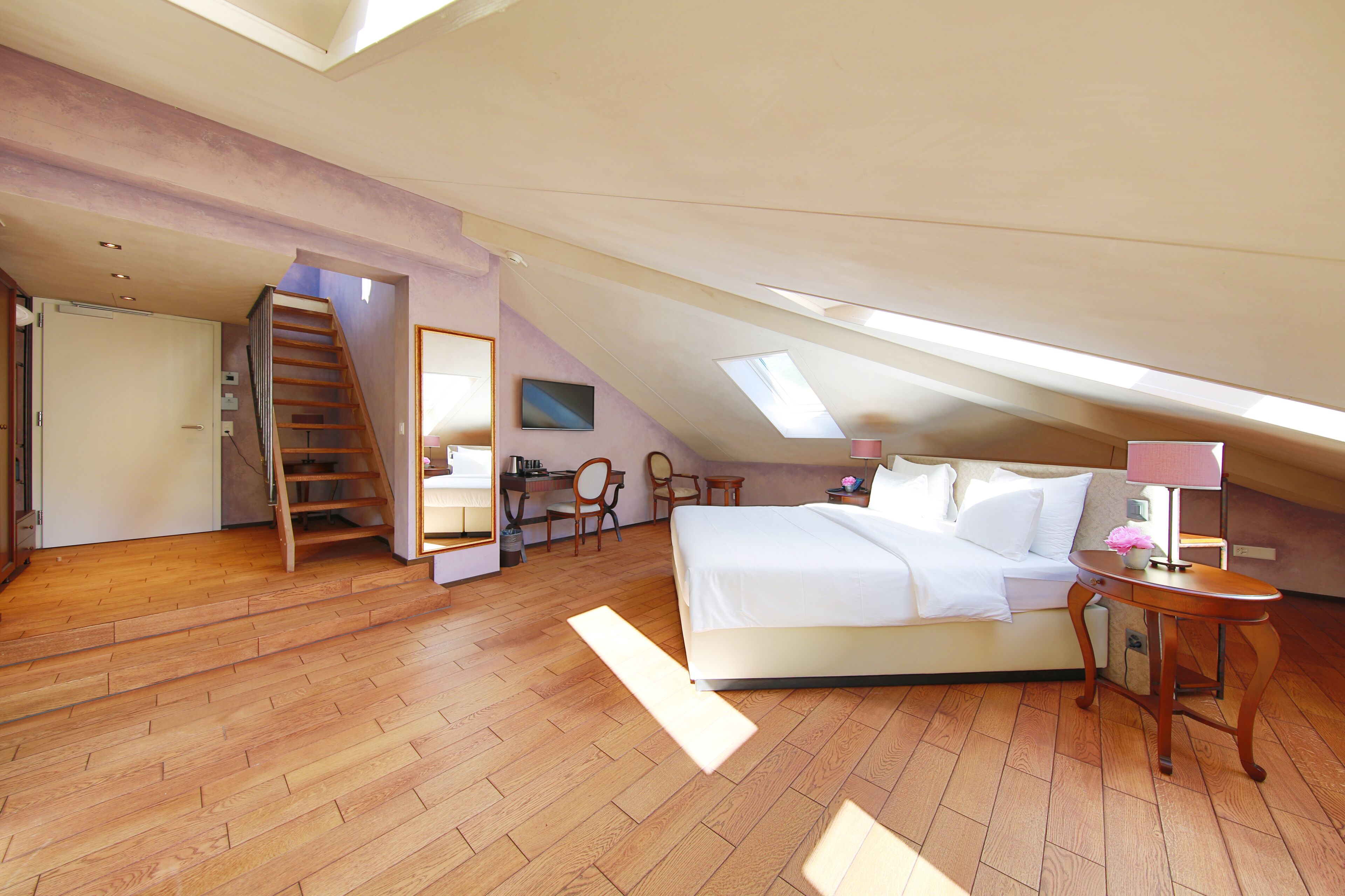 suite | premium bedding, minibar, in-room safe, desk