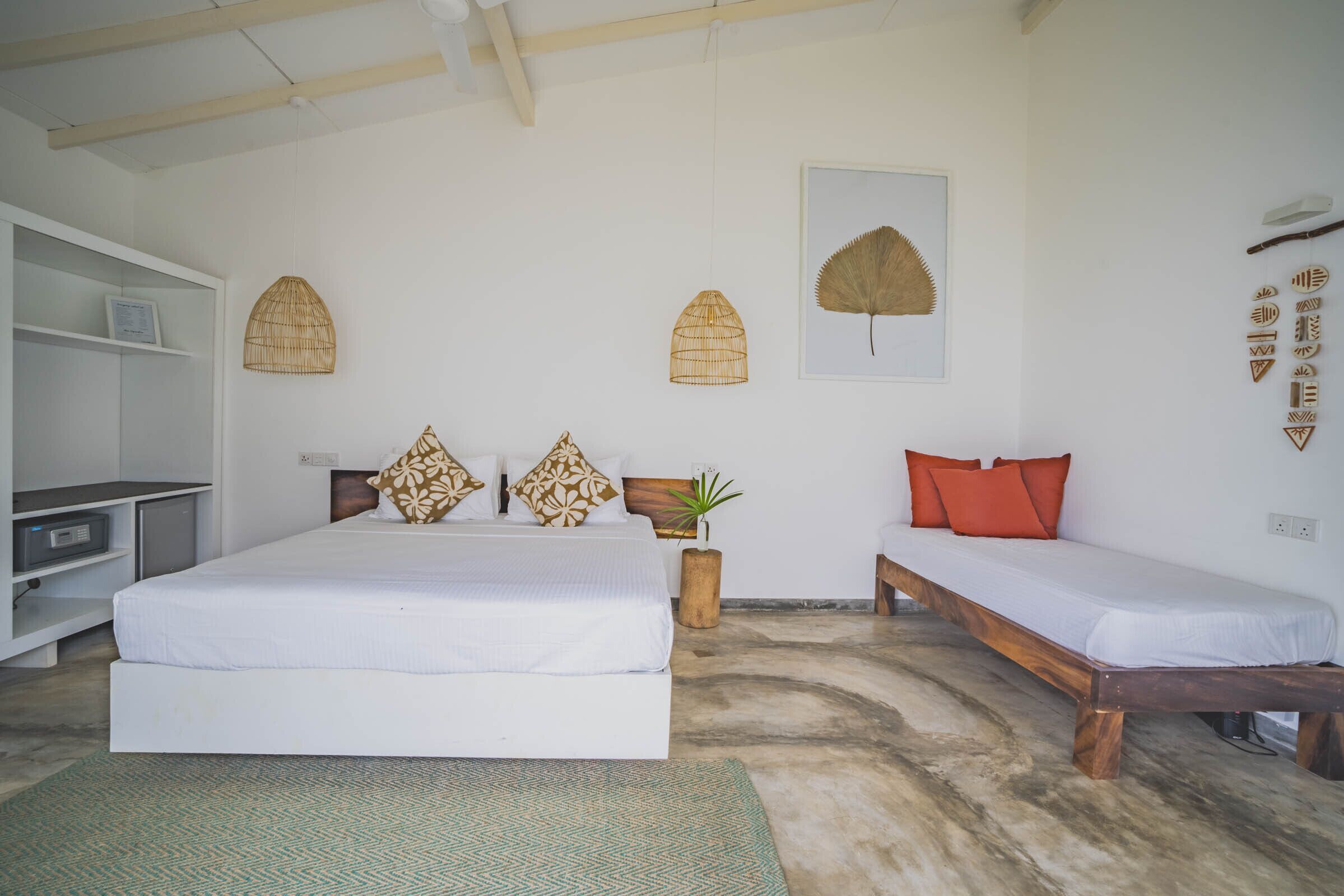 deluxe double room, 1 queen bed | minibar, in-room safe, individually decorated, soundproofing