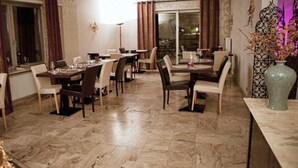 Petit déjeuner buffet servi tous les jours en supplément