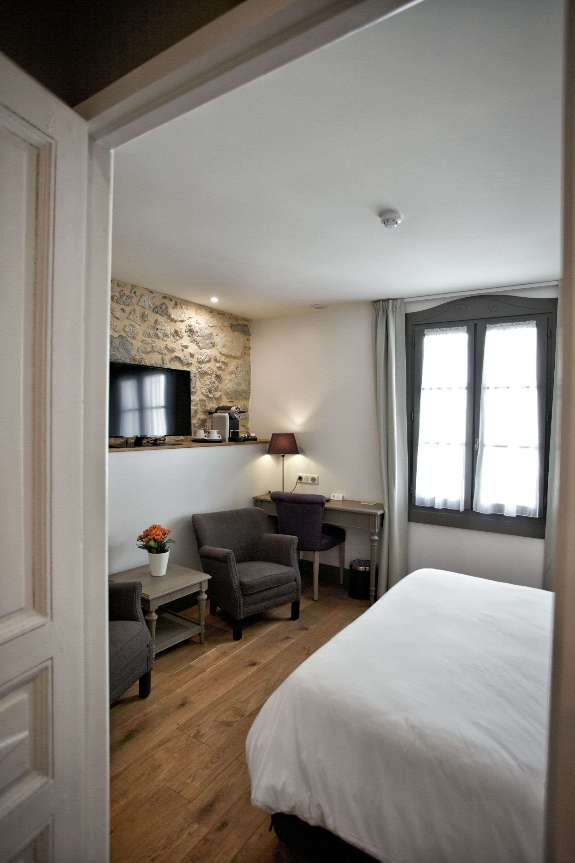 individually decorated, individually furnished, desk, soundproofing