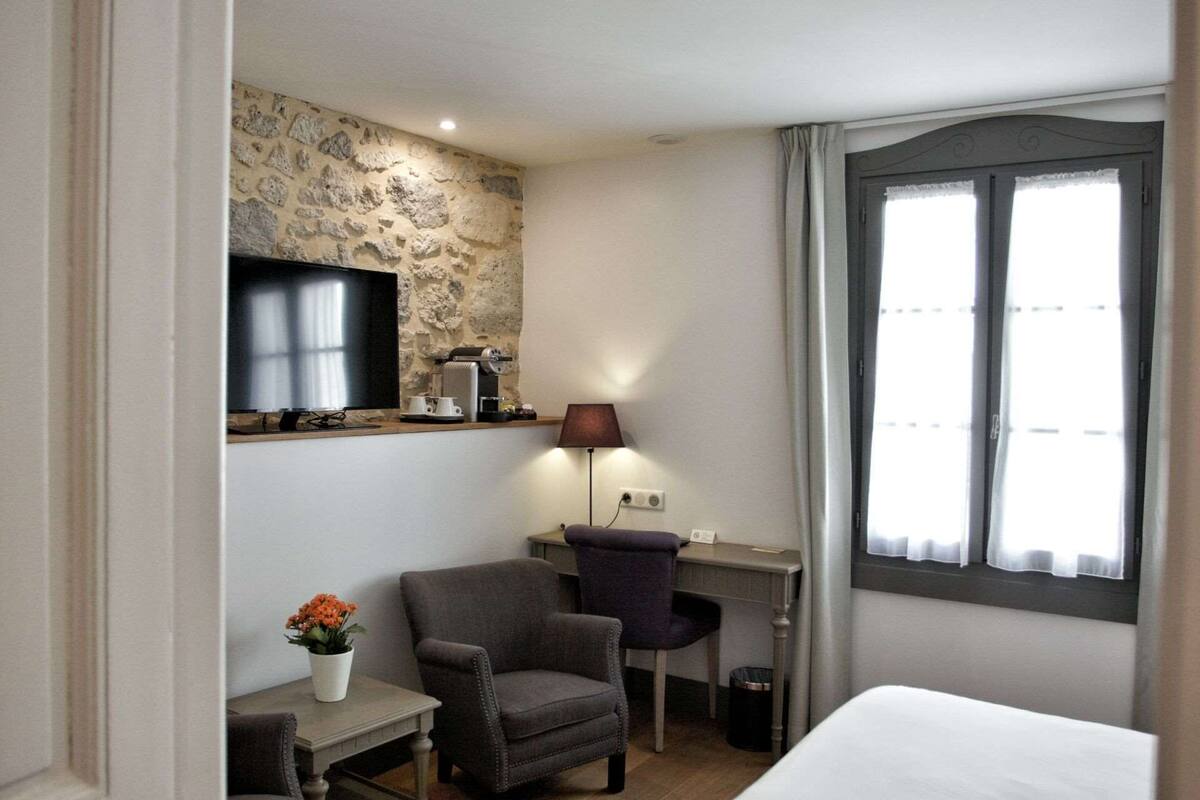 individually decorated, individually furnished, desk, soundproofing