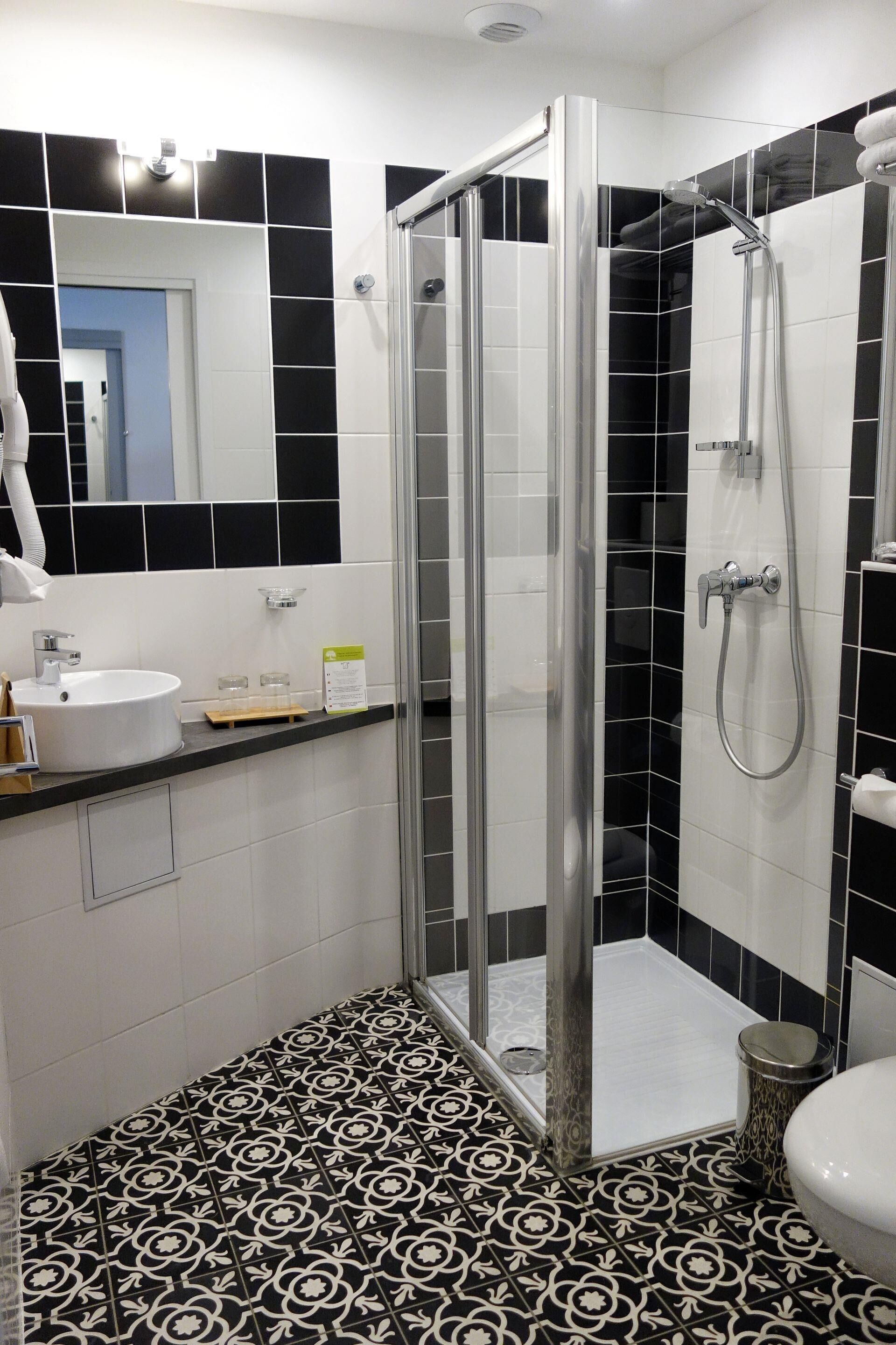 Ein Badezimmer mit Dusche, Waschbecken und Toilette.