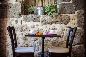 Se ofrece un desayuno bufé (12.50 EUR por persona)