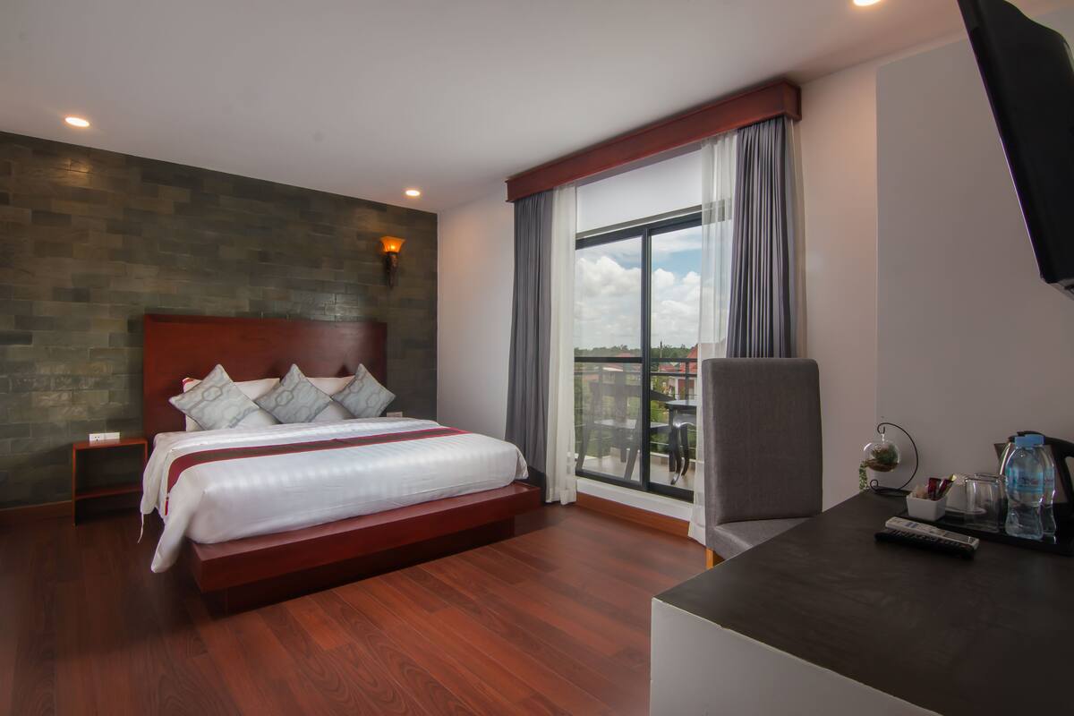 Premium bedding, minibar, in-room safe, desk