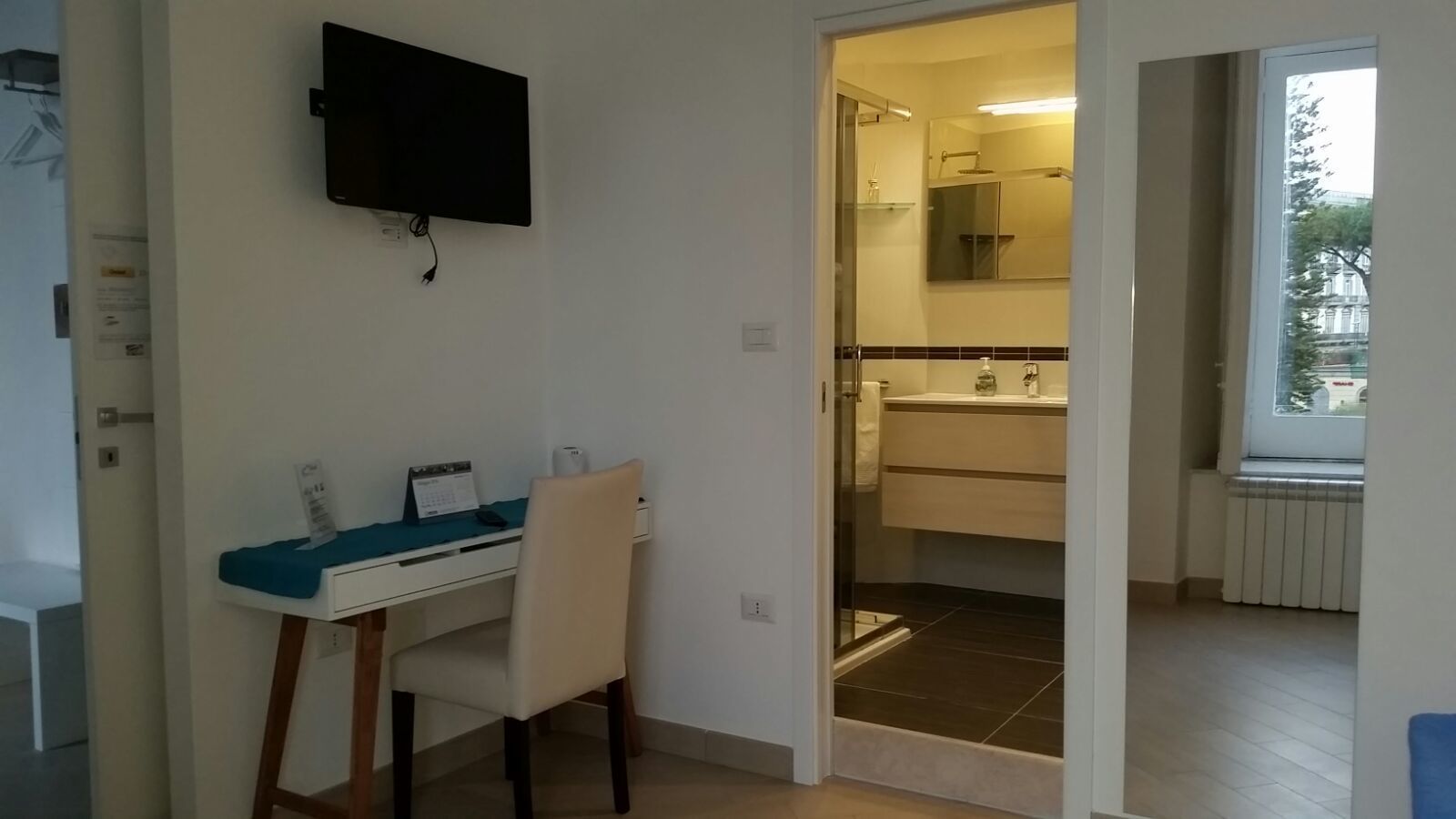 Junior-Suite, 1 Doppelbett und Schlafsofa, mit Bad, eingeschränkter Meerblick | Minibar, Zimmersafe, Schreibtisch, laptopgeeigneter Arbeitsplatz