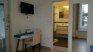 Junior-Suite, 1 Doppelbett und Schlafsofa, mit Bad, eingeschrÀnkter Meerblick