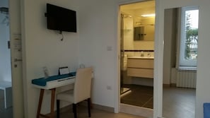 Minibar, coffres-forts dans les chambres, bureau