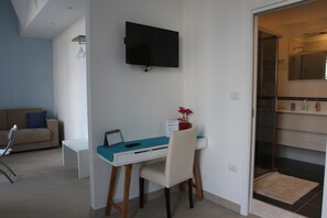 Phòng Suite Junior, 1 giường đôi và sofa giường, có phòng tắm riêng, quang cảnh một góc biển | Tiện nghi tại phòng