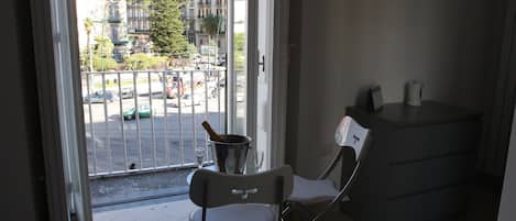 Deluxe Double Room, 1 Queen Bed, Non Smoking, Partial Sea View