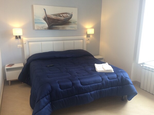 Bộ đồ giường cao cấp, minibar, két bảo mật tại phòng, bàn