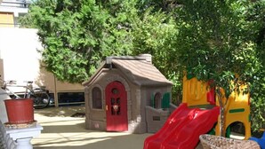 Zona de juegos infantil al aire libre