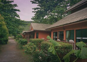A row of traditional-style buildings with large windows and a covered walkway. - Lanta Cottage (Ko Lanta)