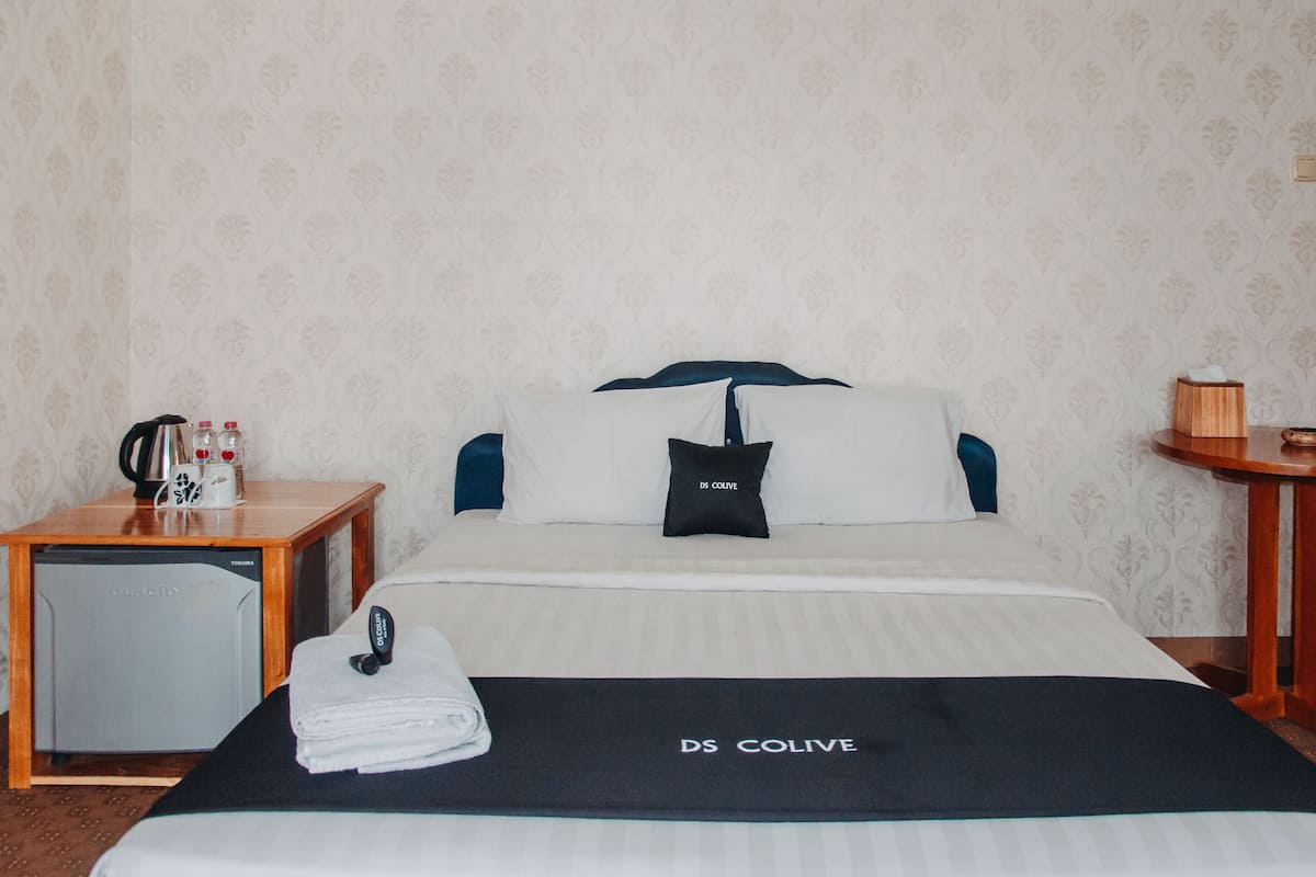 Suite, 1 queensize bed | Een bureau, gratis wifi, beddengoed
