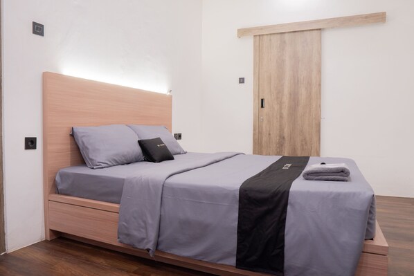 Deluxe Room | Desk, free WiFi, bed sheets - DS Residence Sinabung (Semarang)