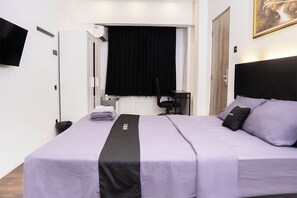 Deluxe Room | Desk, free WiFi, bed sheets - DS Residence Sinabung (Semarang)