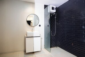 Deluxe Room | Bathroom | Shower, free toiletries, towels - DS Residence Sinabung (Semarang)