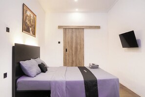 Deluxe Room | Desk, free WiFi, bed sheets - DS Residence Sinabung (Semarang)