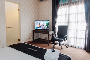 Suite, 1 Queen Bed | Desk, free WiFi, bed sheets - DS Residence Sinabung (Semarang)