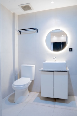 Deluxe Room | Bathroom | Shower, free toiletries, towels - DS Residence Sinabung (Semarang)