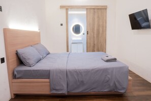 Deluxe Room | Desk, free WiFi, bed sheets - DS Residence Sinabung (Semarang)