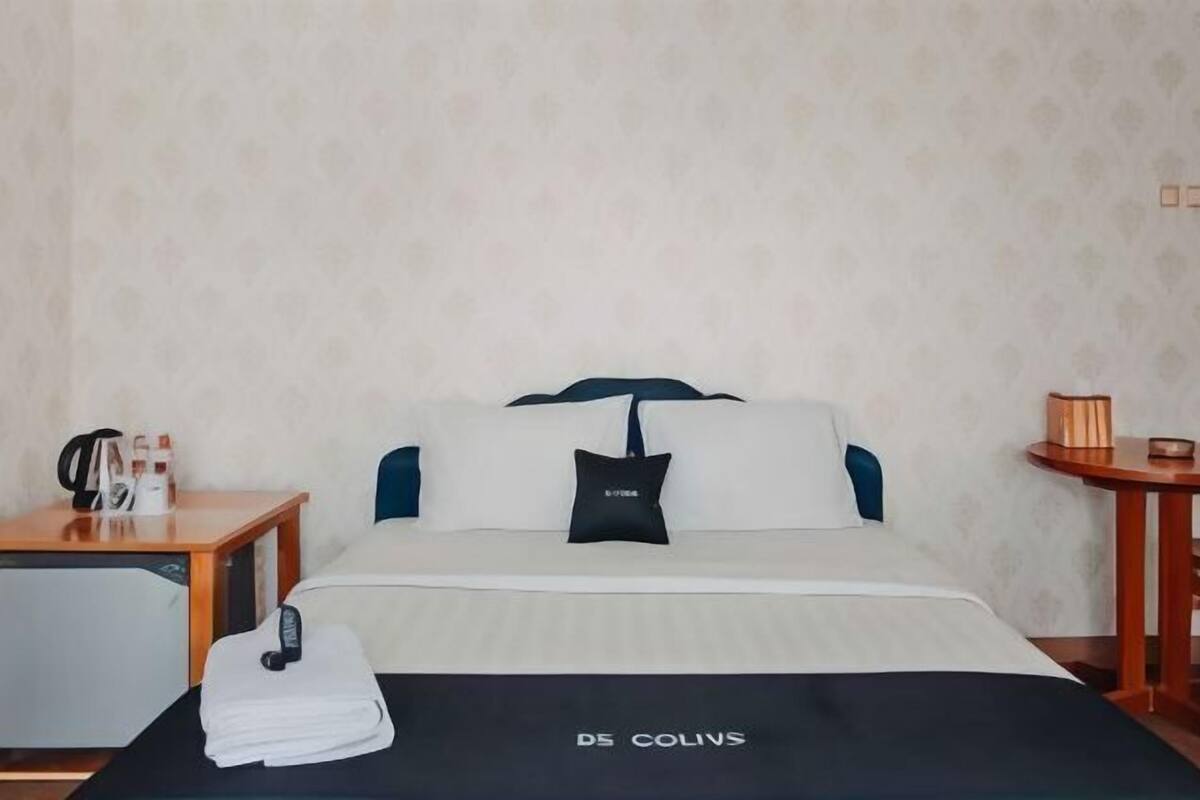 Desk, free WiFi, bed sheets