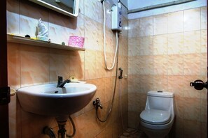 Pancuran mandi, kelengkapan dandanan diri percuma, pengering rambut 