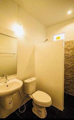 Shared Dormitory with Air Condition | حمام | تجهيزات دش، مستلزمات مجانية للعناية الشخصية، مناشف