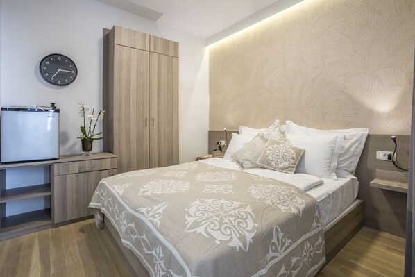 Economy Double Room | In-room safe, soundproofing, free WiFi, bed sheets