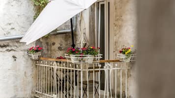 Double Room with Balcony | Zimmersafe, schallisolierte Zimmer, kostenloses WLAN, Bettwäsche
