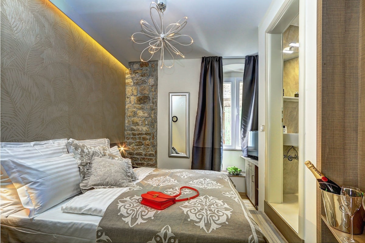 Small Double Room | Una cassaforte in camera, insonorizzazione, Wi-Fi gratuito, lenzuola