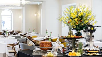 Desayuno buffet diario (EUR 20 por persona)