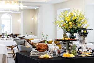 Desayuno buffet diario (EUR 20 por persona)
