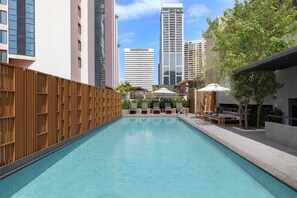Outdoor pool - Courtyard by Marriott Bangkok Sukhumvit 20 (Bangkok)