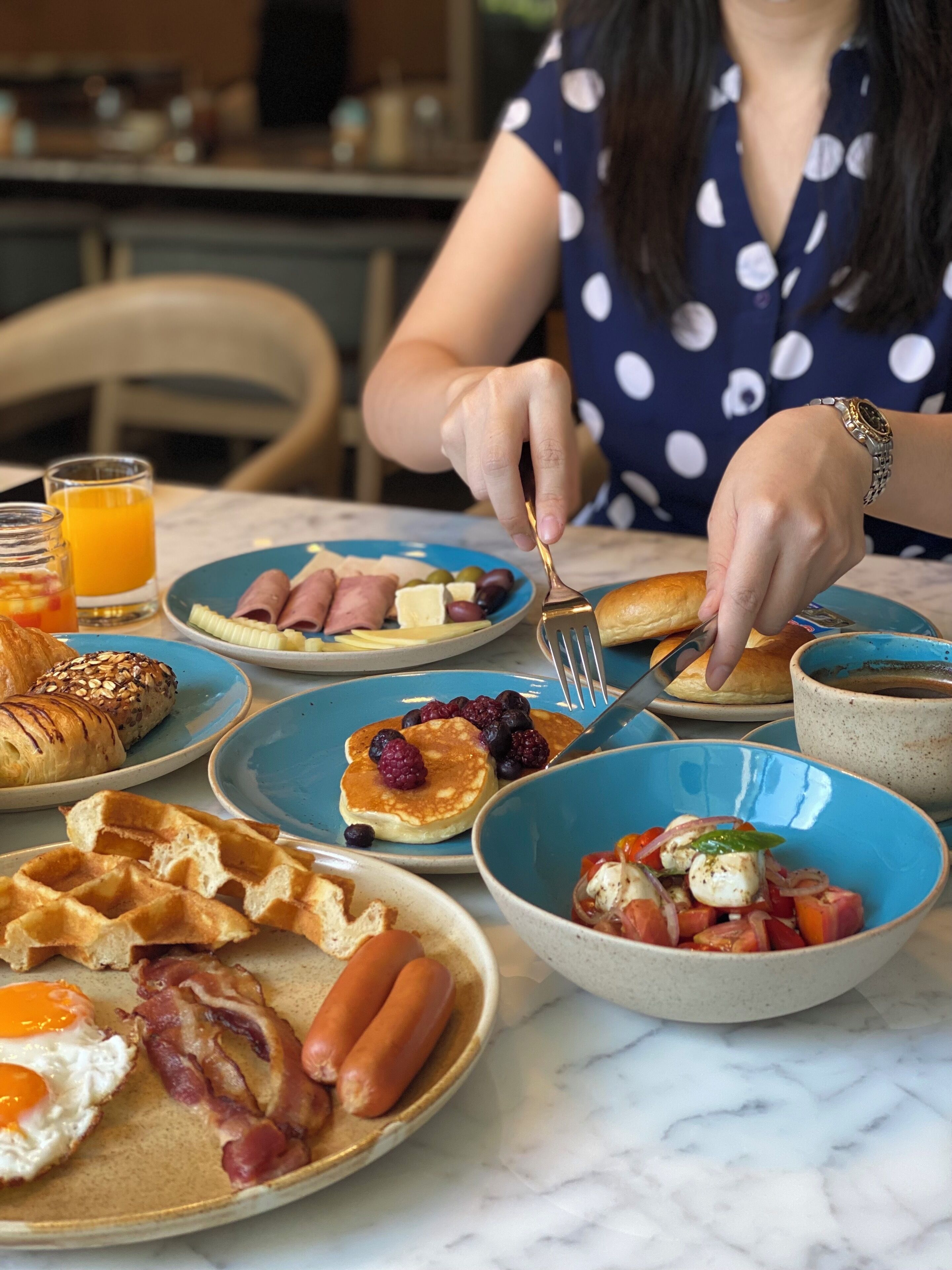 Daily buffet breakfast (THB 886.28 per person)