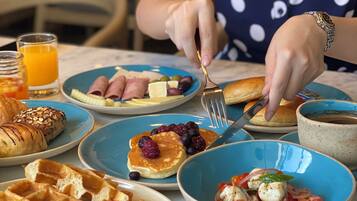 Daily buffet breakfast (THB 886.28 per person)